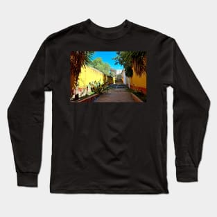 Typique ruelle du village de Bernal au Mexique Long Sleeve T-Shirt